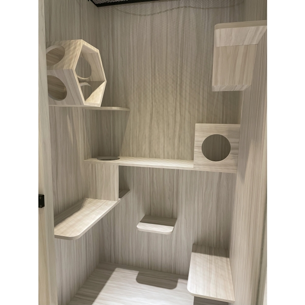 長頸龍豪華別墅升級房全景，內有多層跳台、六角貓窩與觀景泡泡設計