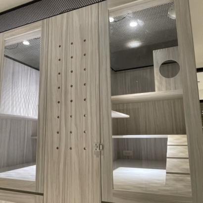 三角龍公寓友善房型外觀,前方為玻璃門與通風孔設計,內部可見多層跳台與坡道。 三角龍公寓友善房型外觀,前方為玻璃門與通風孔設計,內部可見多層跳台與坡道。