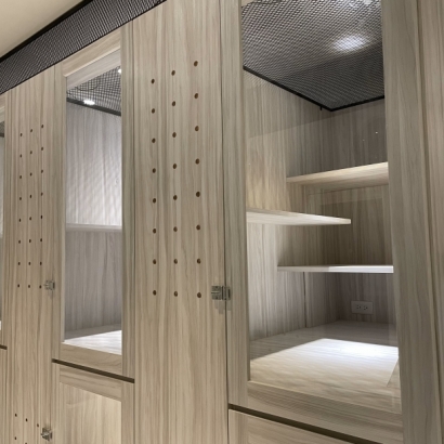 三角龍公寓友善房型多間房一景,展現整排木質房型、玻璃門與通風設計,適合多貓入住。 三角龍公寓友善房型多間房一景,展現整排木質房型、玻璃門與通風設計,適合多貓入住。