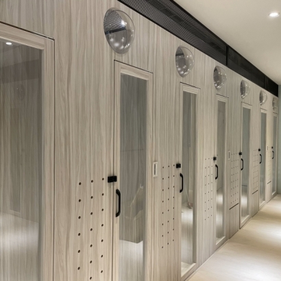 走廊視角,暴龍大廈多間標準房排排站 走廊視角,暴龍大廈多間標準房排排站